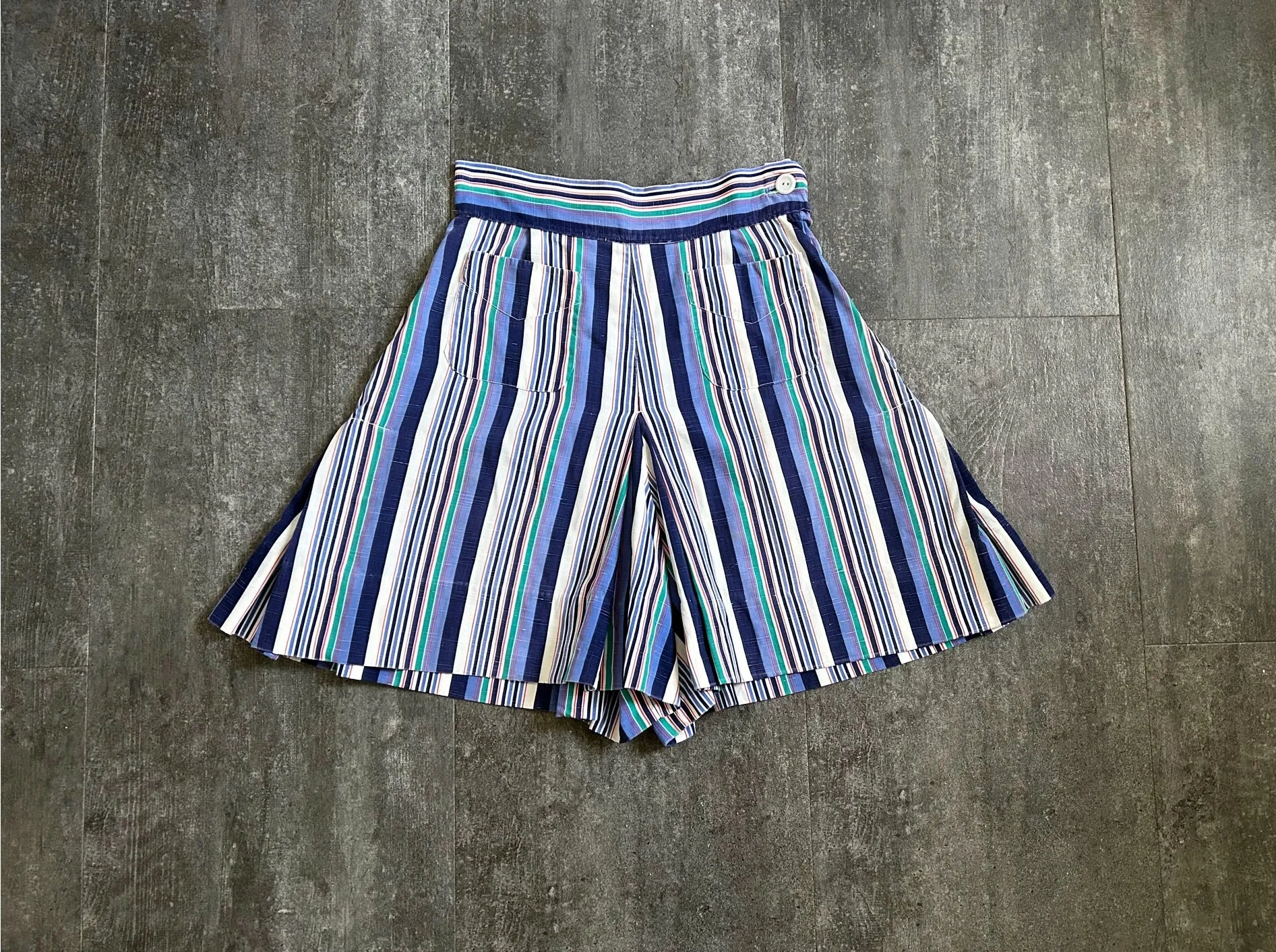 1940s striped shorts . vintage 40s shorts . 24-25 waist