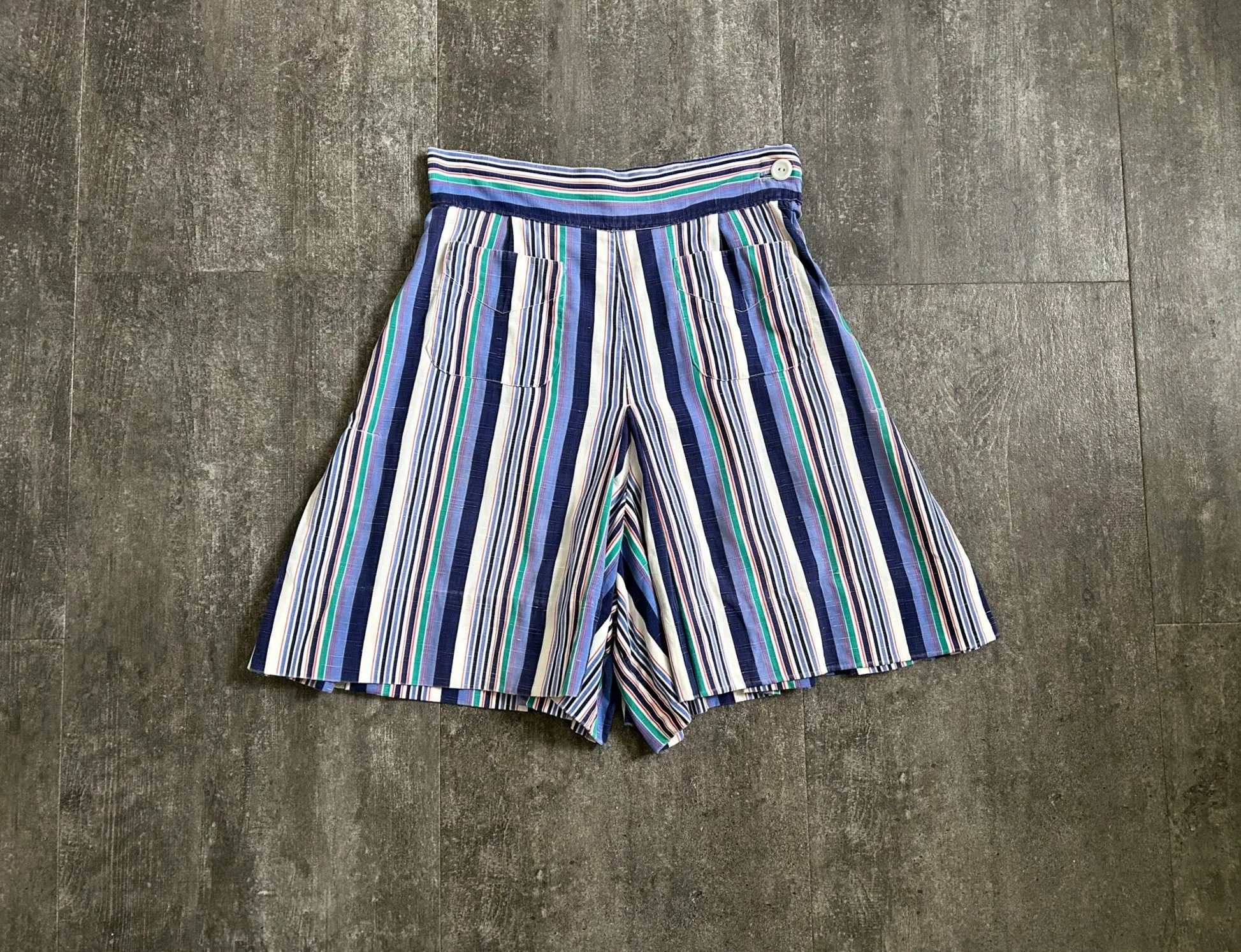 1940s striped shorts . vintage 40s shorts . 24-25 waist
