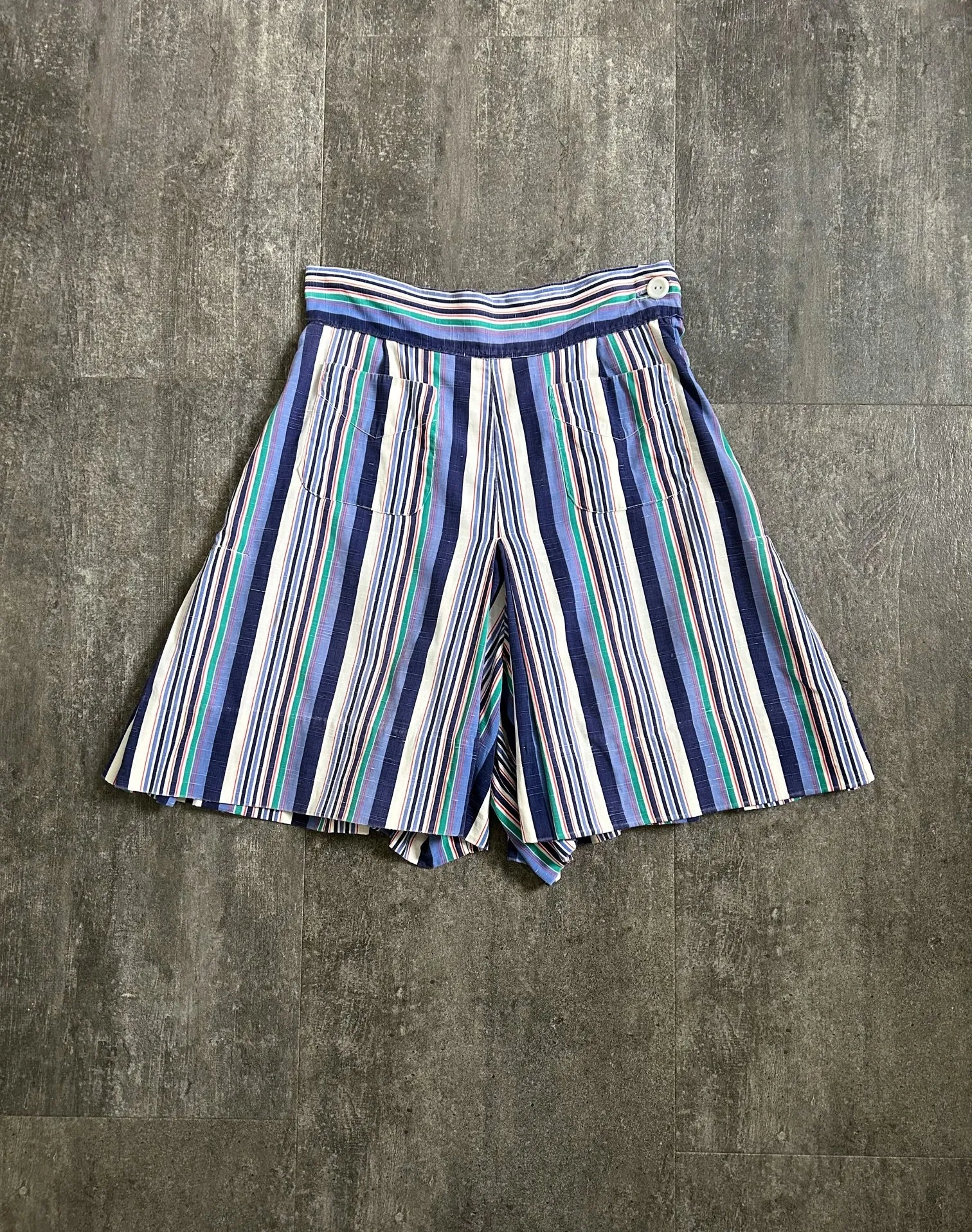 1940s striped shorts . vintage 40s shorts . 24-25 waist