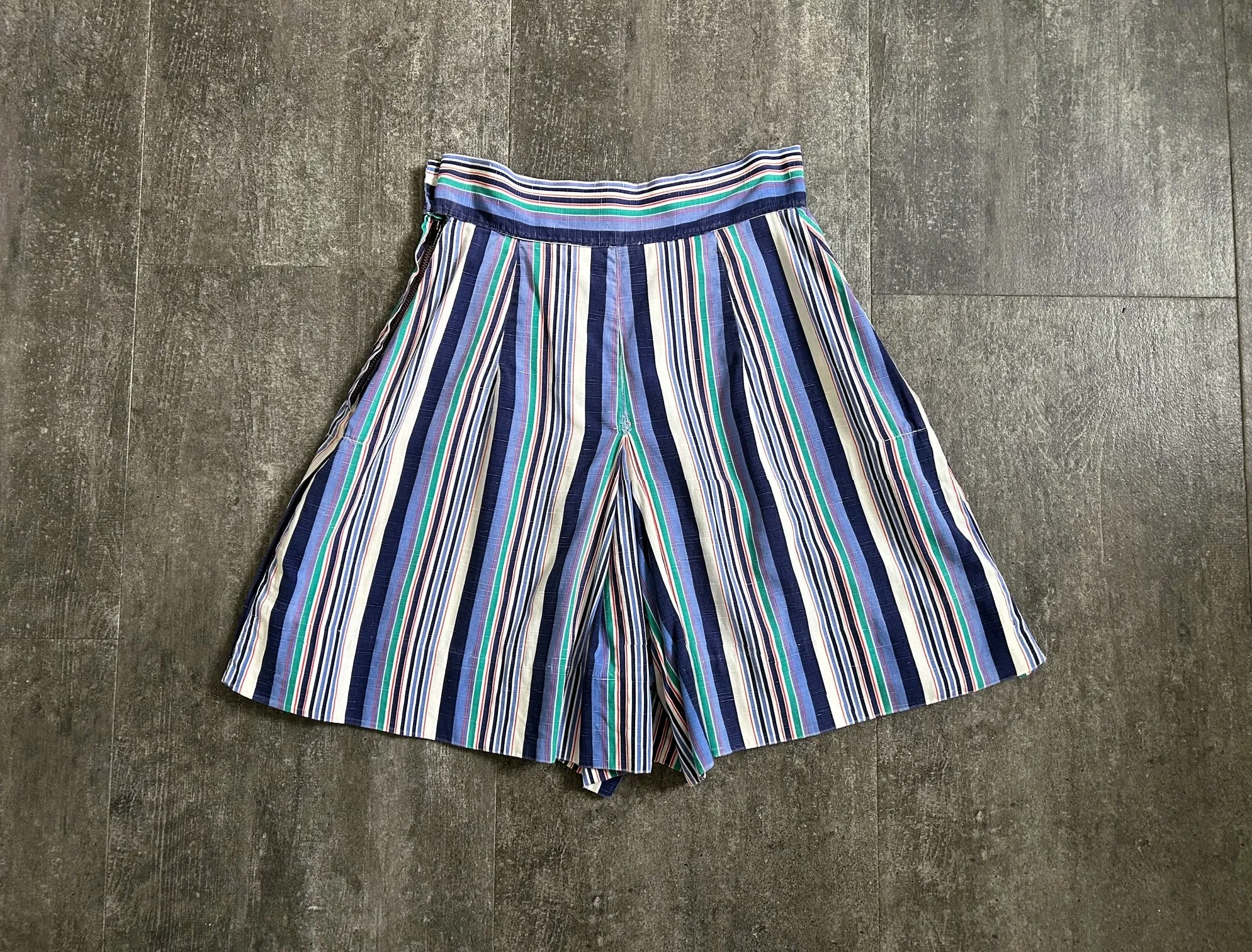 1940s striped shorts . vintage 40s shorts . 24-25 waist