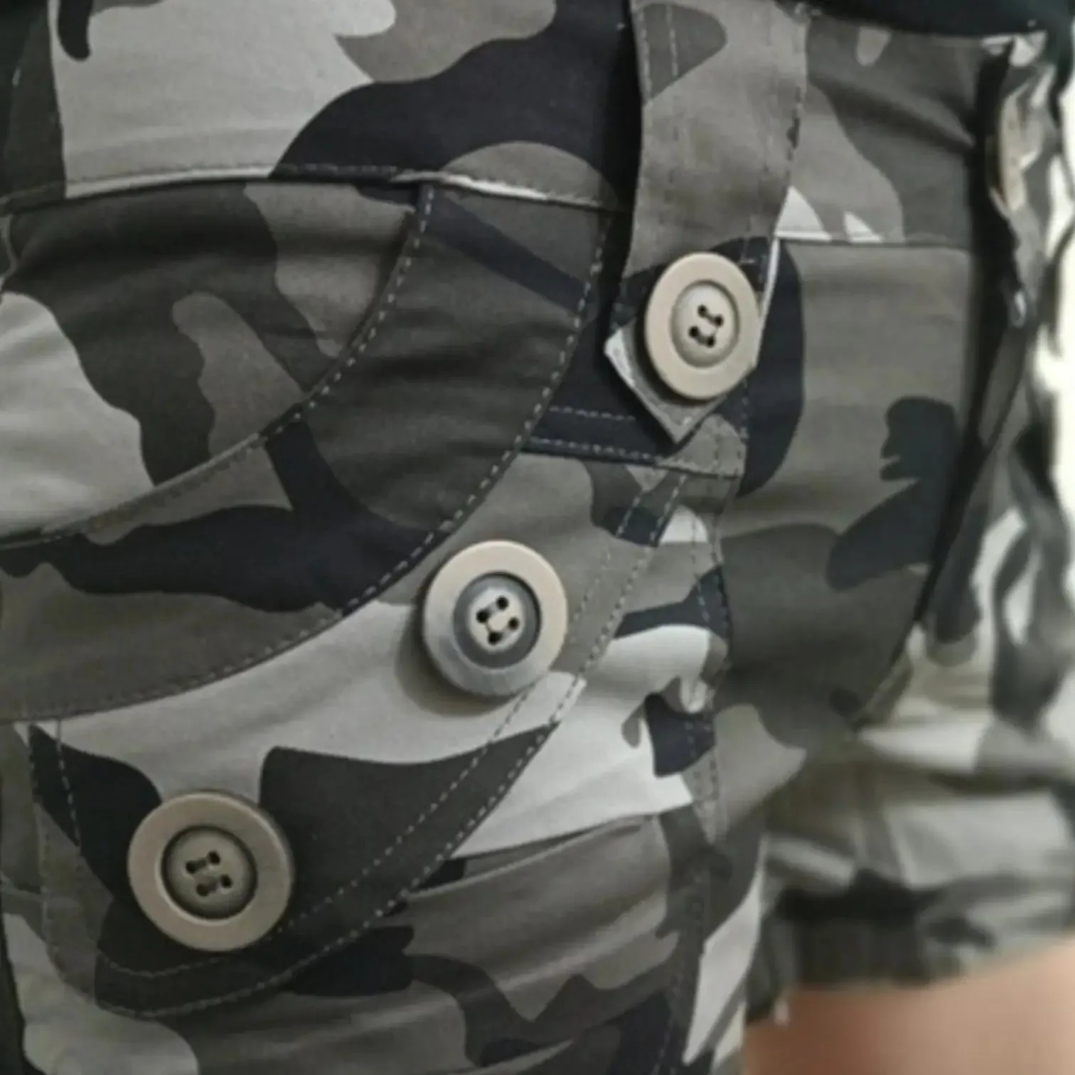 Short camouflage femme militaire