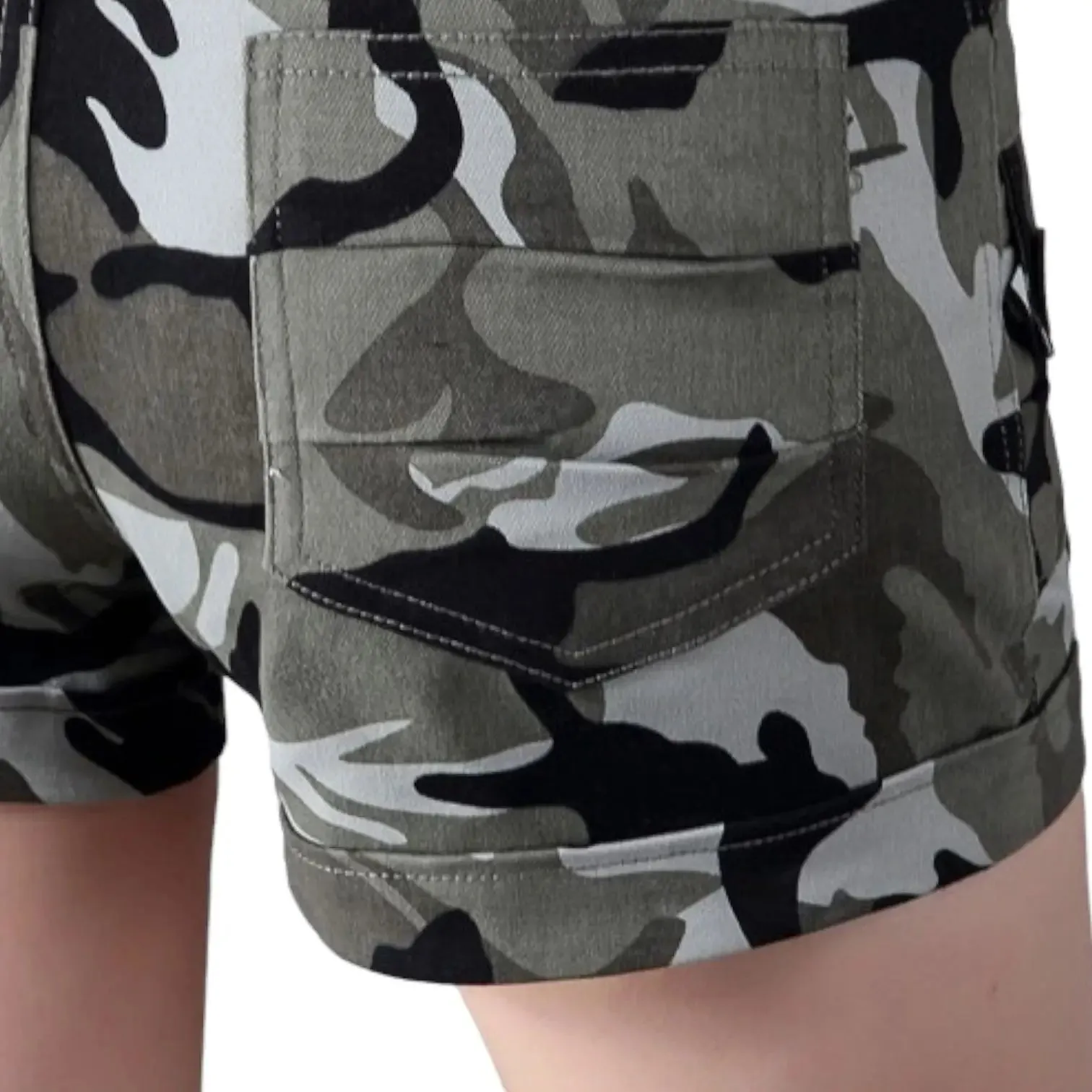 Short camouflage femme militaire