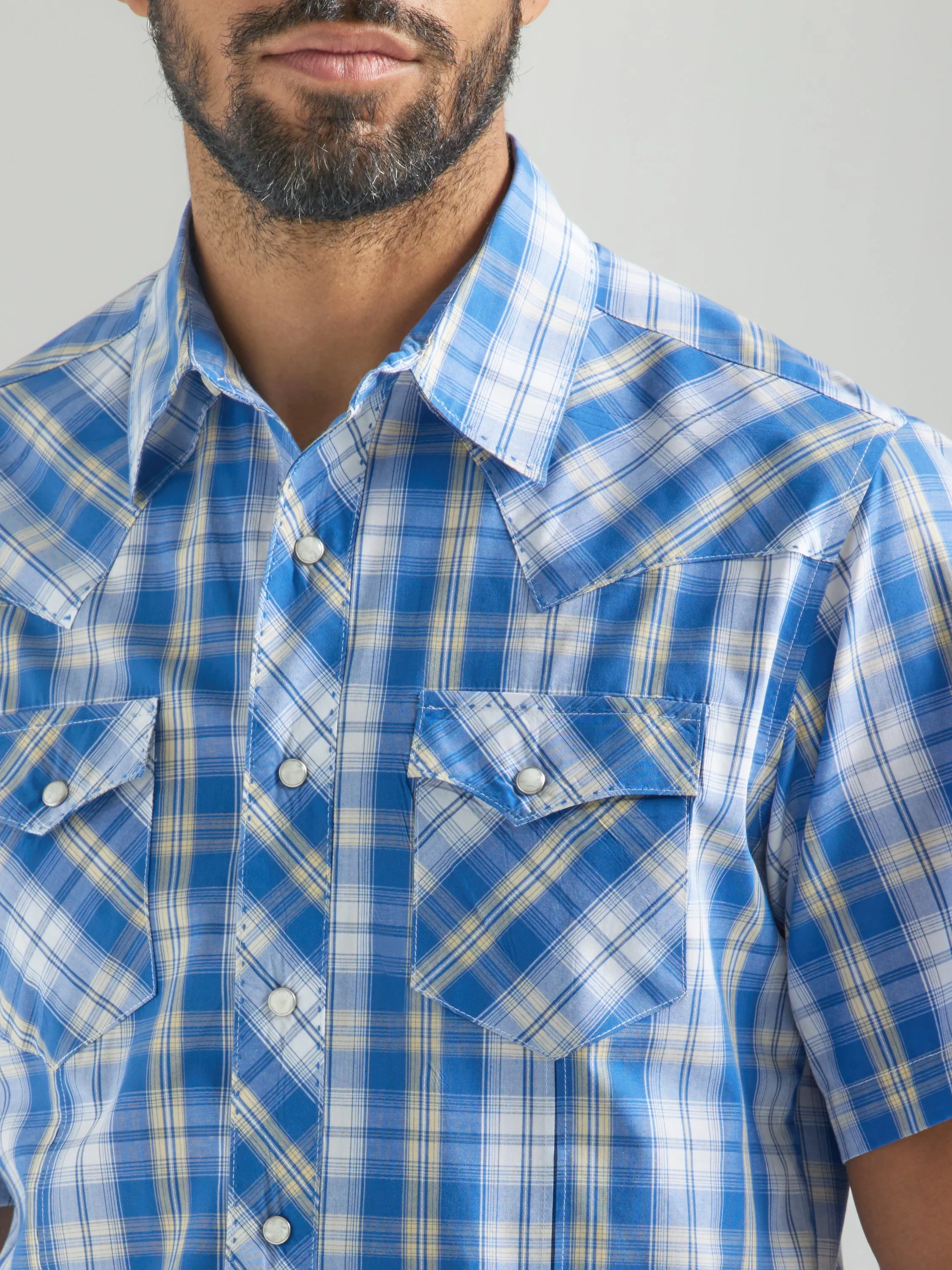 Wrangler Men's Blue/White Plaid Short Sleeve Fashion Snap Western Shirt